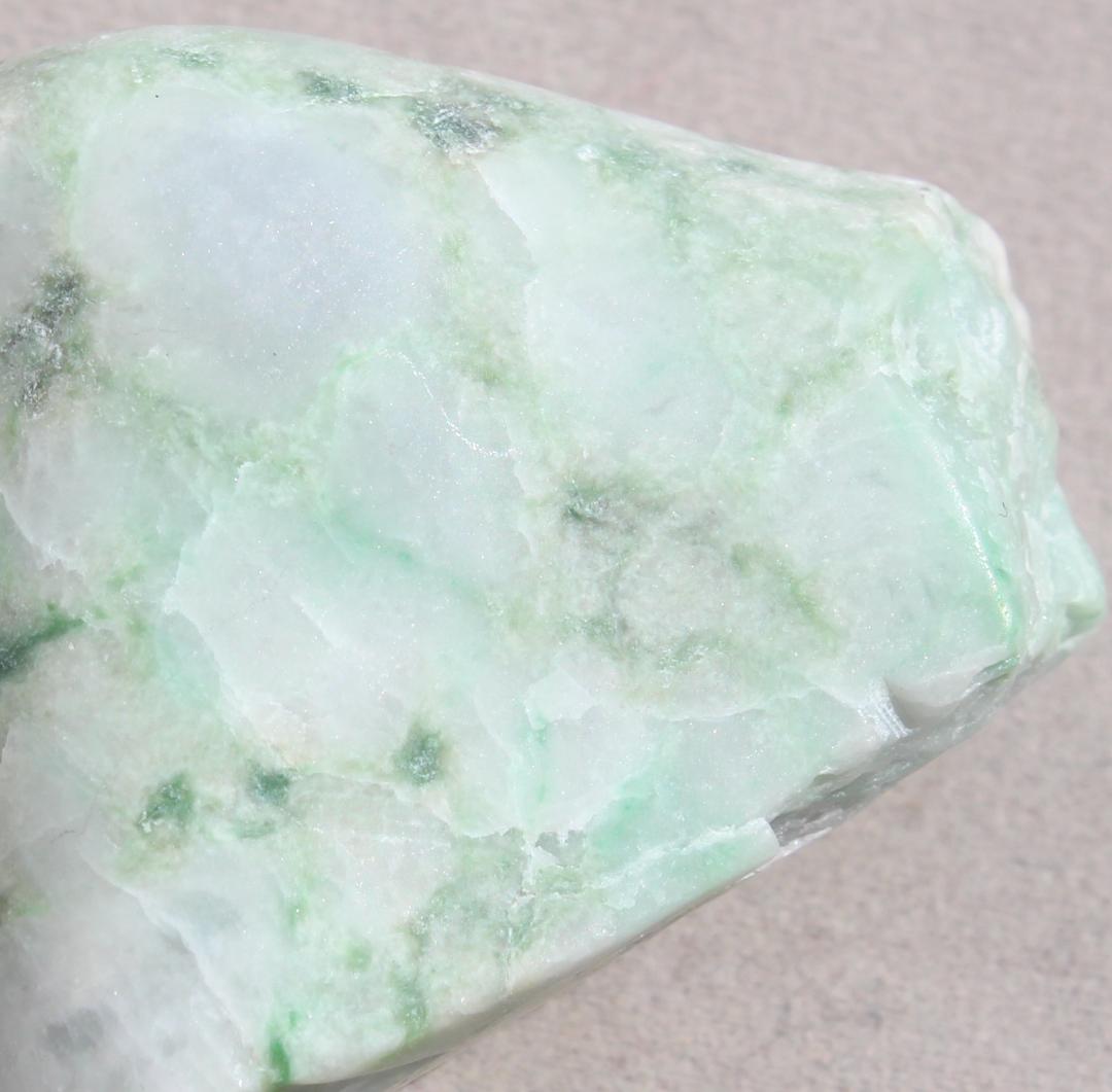 ［品のある白緑］糸魚川翡翠 圧砕系 原石 112.1g