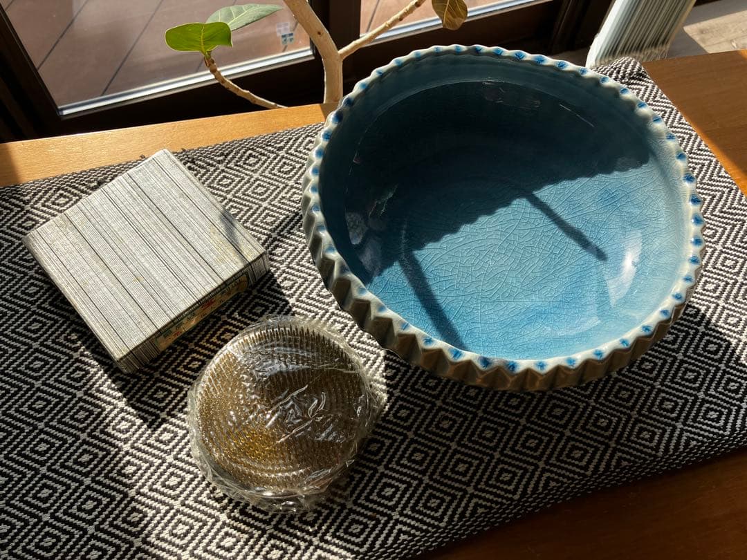 美品 水色の陶器製 花器 と 丸大形 高級剣山は新品未使用　ワレモノ発送致します