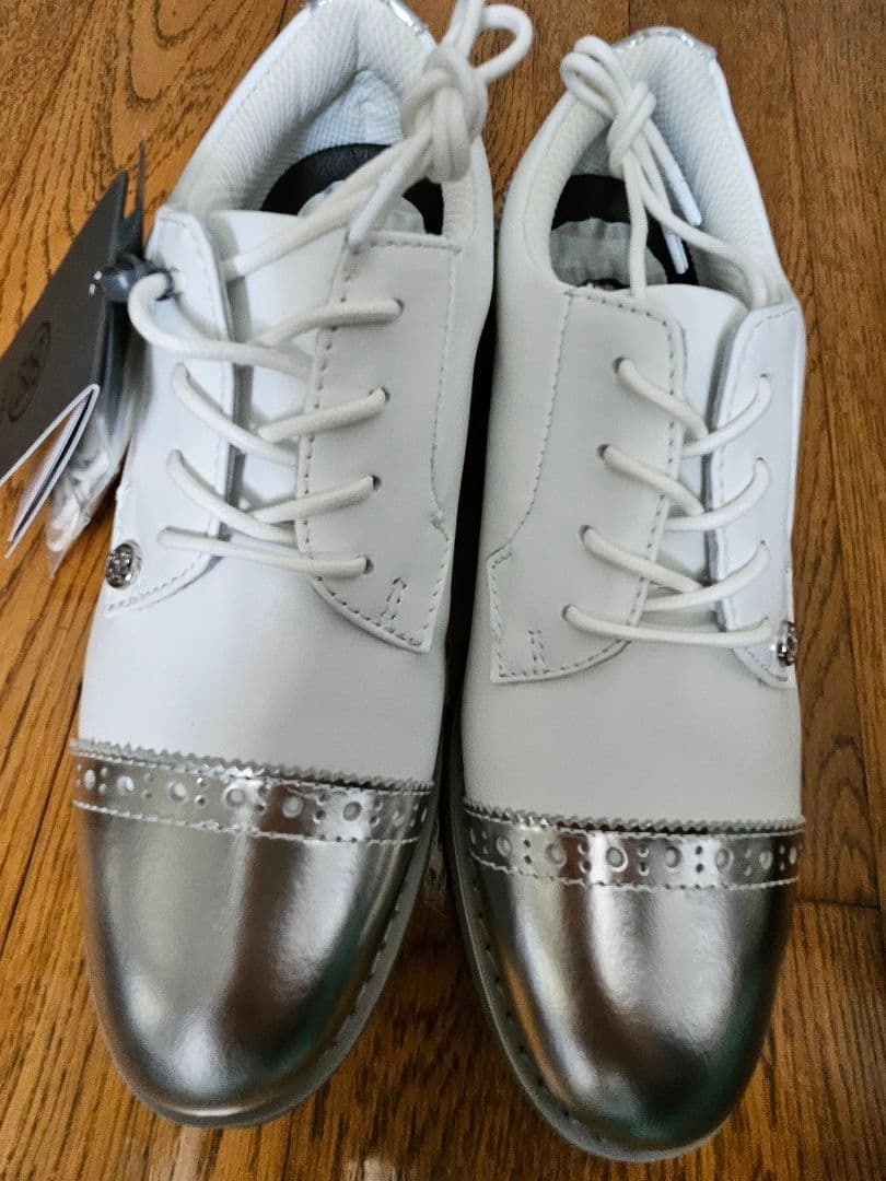 【新品】ホワイト メタリックトゥ ゴルフシューズ　ジーフォア　23センチ