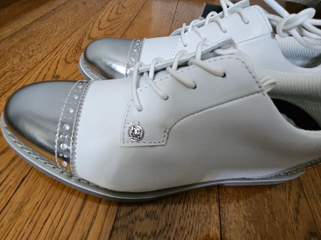 【新品】ホワイト メタリックトゥ ゴルフシューズ　ジーフォア　23センチ