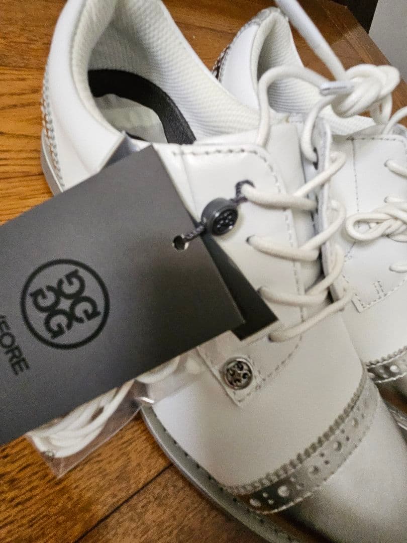 【新品】ホワイト メタリックトゥ ゴルフシューズ　ジーフォア　23センチ