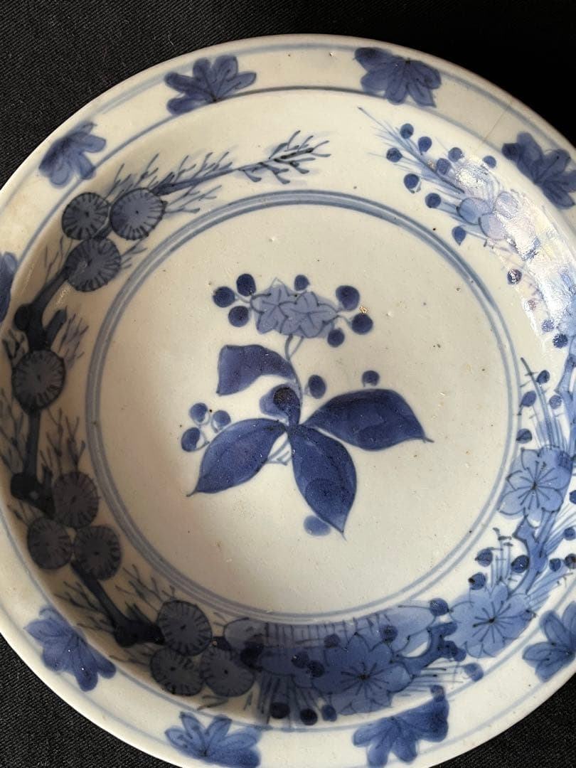 もう極めて貴重 ！藍九谷後期中皿 独特の釉薬 素朴な野草の絵付け 僅かな傷故安い