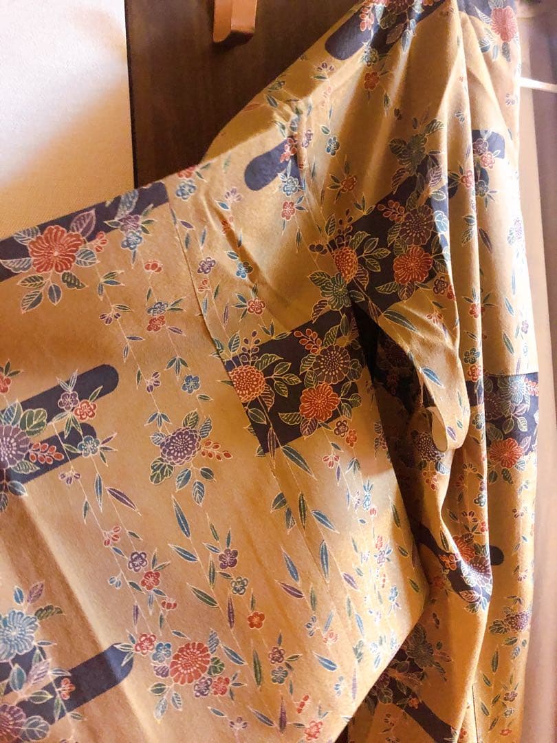 大衆演劇　役者　渋い着物　超キングサイズ正絹に見える洗える着物　雲紅型花柄帯付き