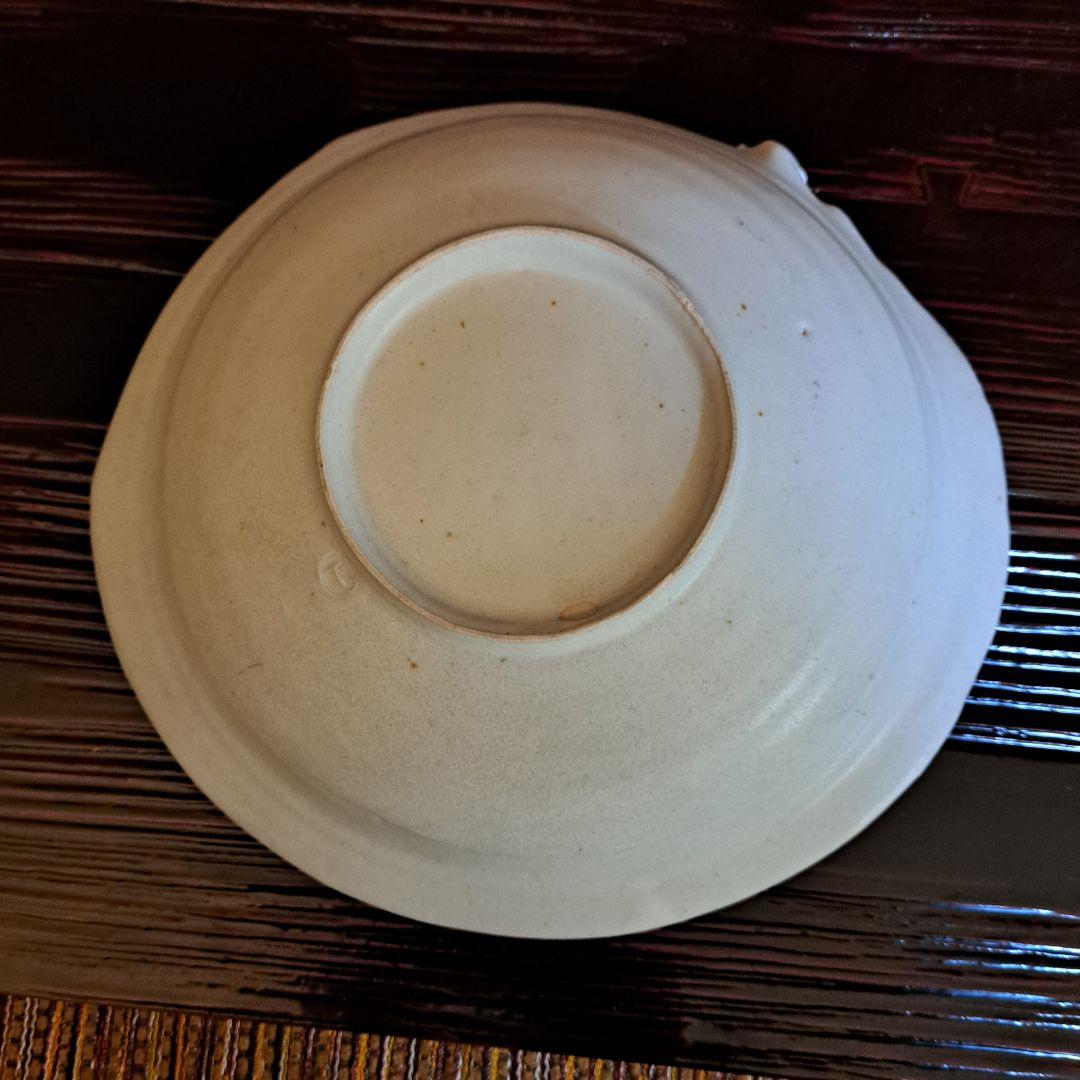 黒田泰蔵の陶器製白色皿