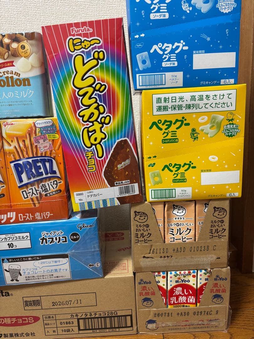 プリッツ、柿の種チョコ、カプリコ、チップスター、ペタグーグミ、どでかばーなど