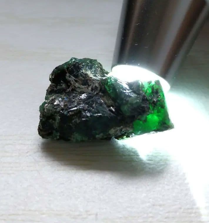 エメラルド　宝石鉱物標本