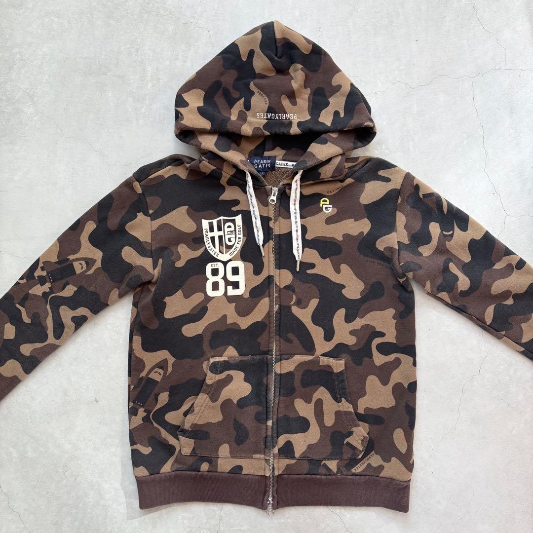 PEARLY GATES 迷彩カモフラ総柄 ジップフードパーカー にこちゃん刺繍