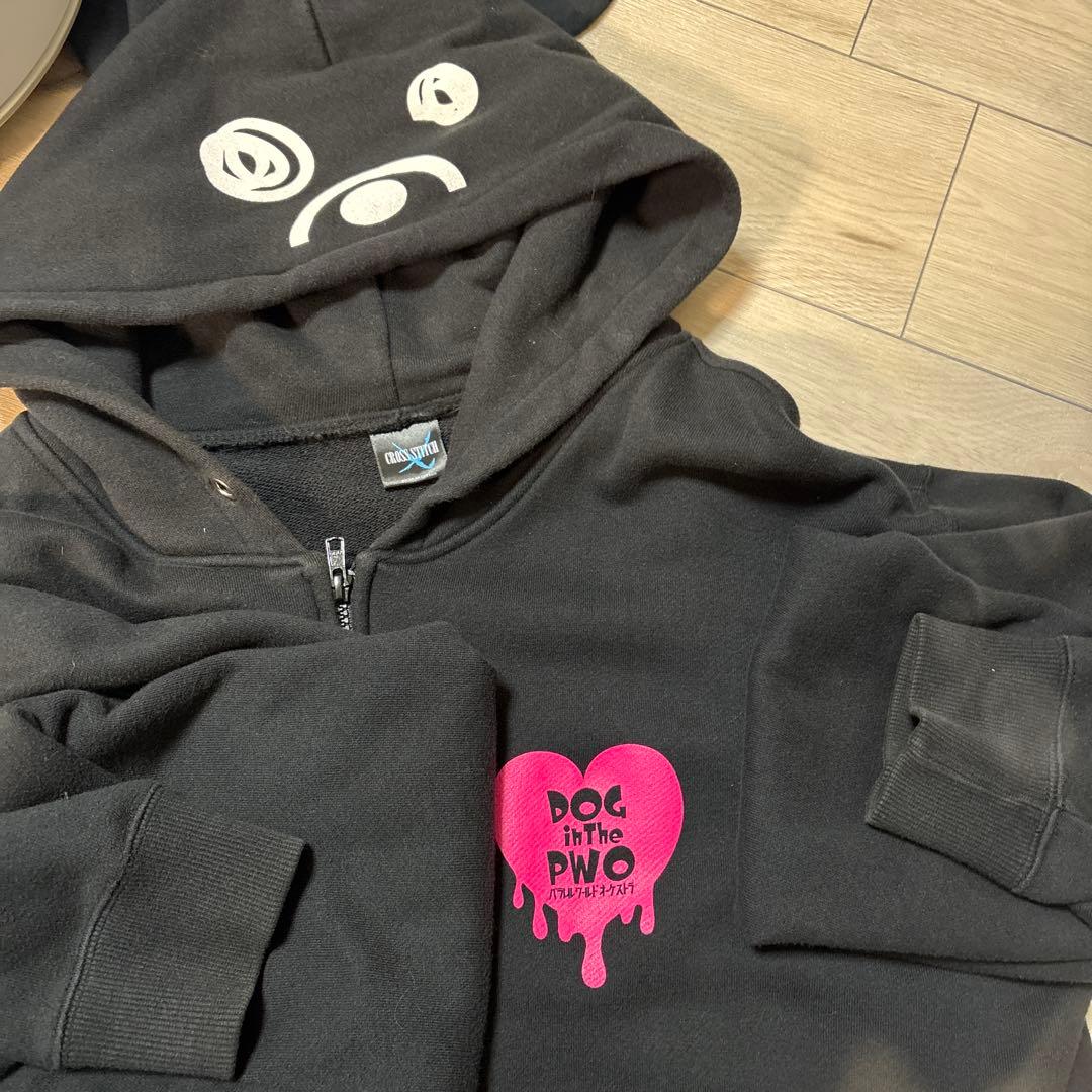 DOGinThePWO 黒犬パーカー