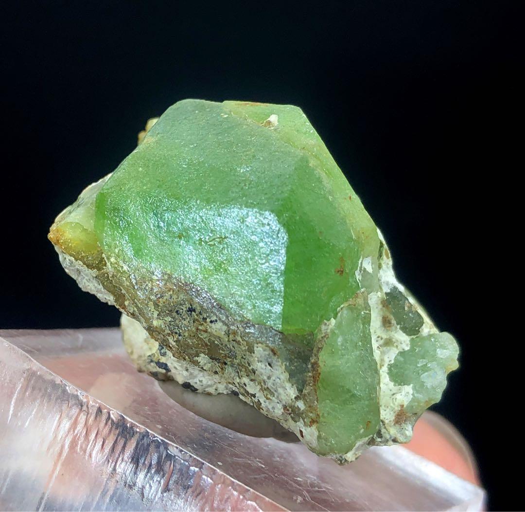 天然グリーンペリドット標本。