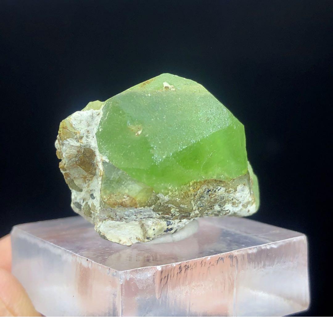 天然グリーンペリドット標本。