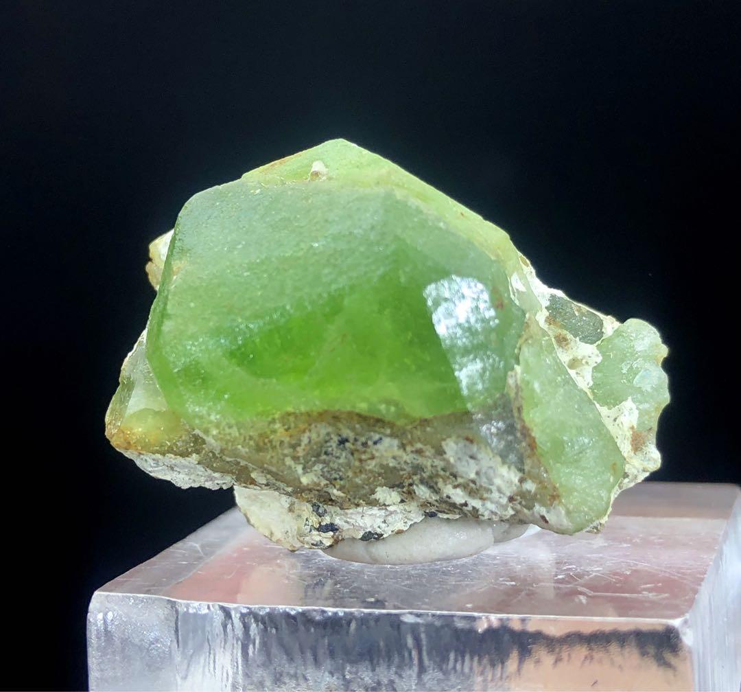 天然グリーンペリドット標本。