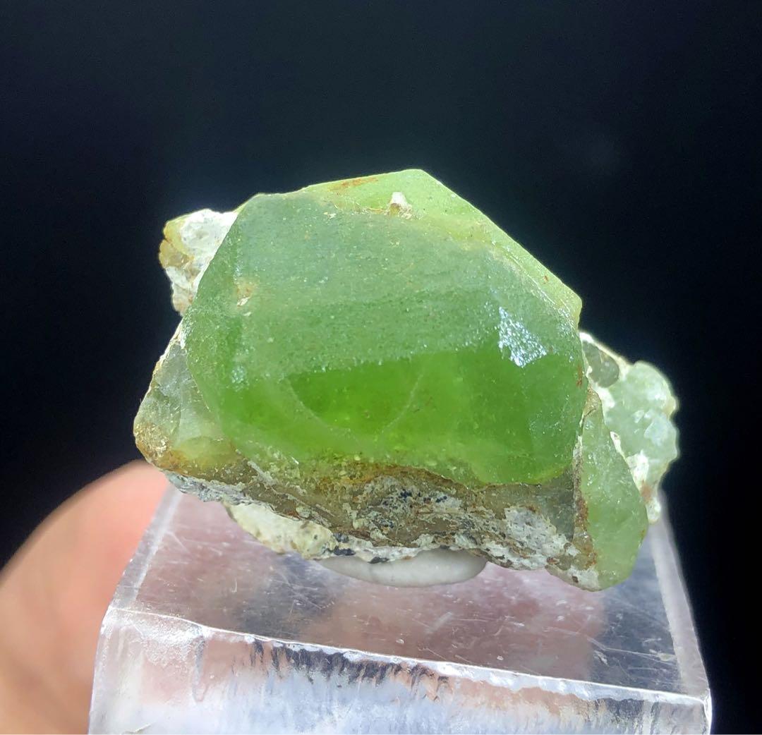 天然グリーンペリドット標本。