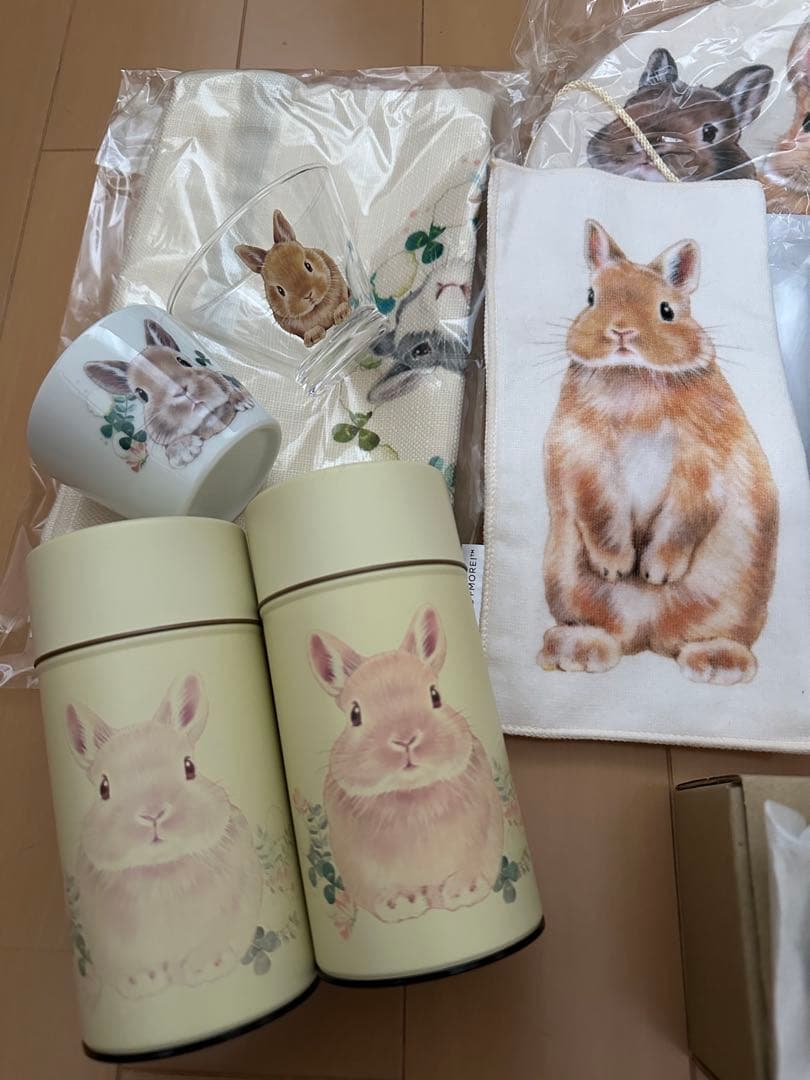 フェリシモ しらとあきこさんが描くうさぎ雑貨コレクション