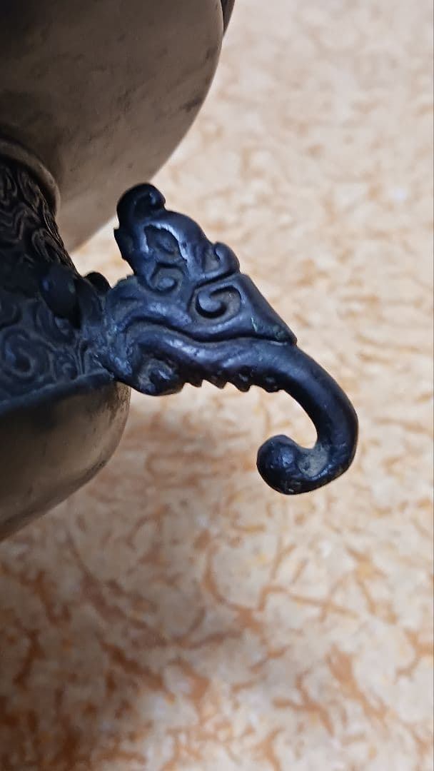 時代物　金工師　市川東玉斎　銅製三足流雲文獣足丸形花入　在銘　東玉斎　花器　箱付