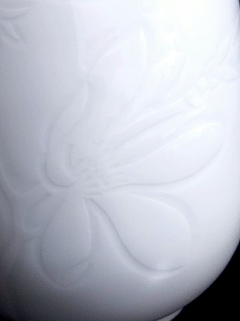 井上康徳　白磁辛夷彫文　小花瓶 高さ：約20.5㎝　共箱/陶歴