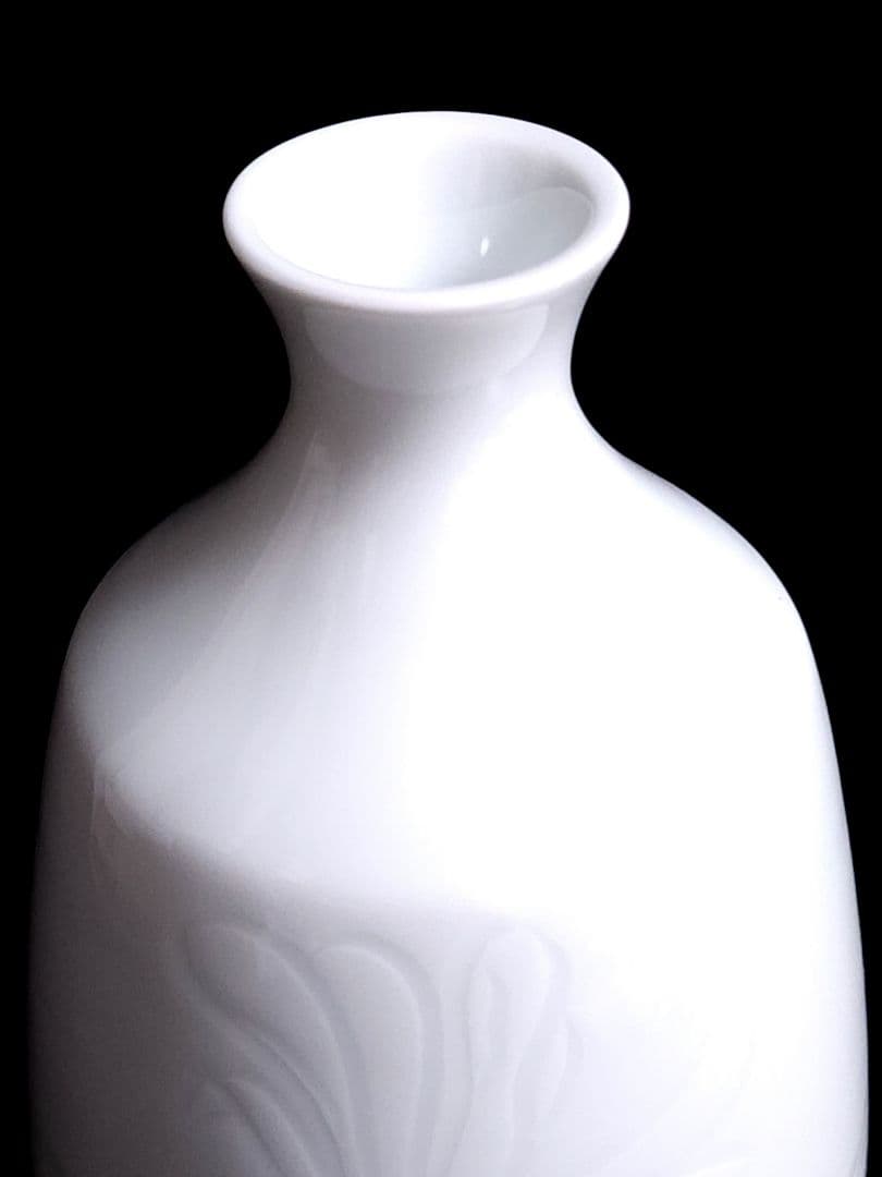 井上康徳　白磁辛夷彫文　小花瓶 高さ：約20.5㎝　共箱/陶歴