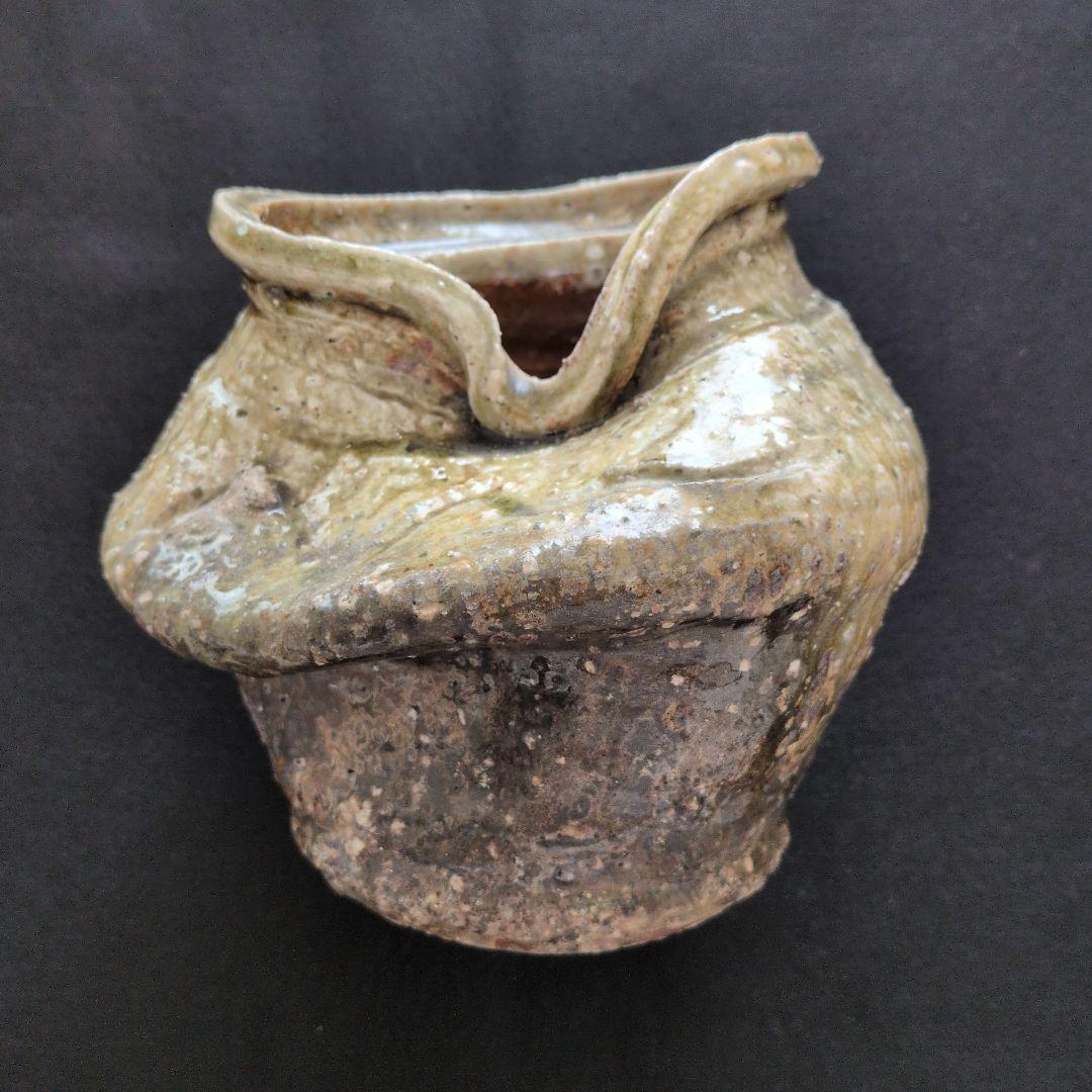 独特の曲線を持つ陶器