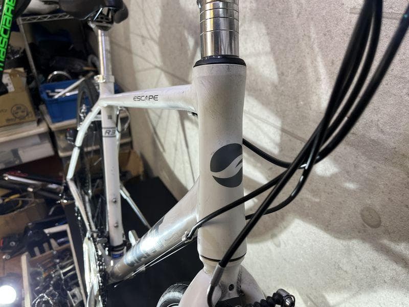 GIANT ESCAPE R3 クロスバイク sizeM　ホワイトカラー