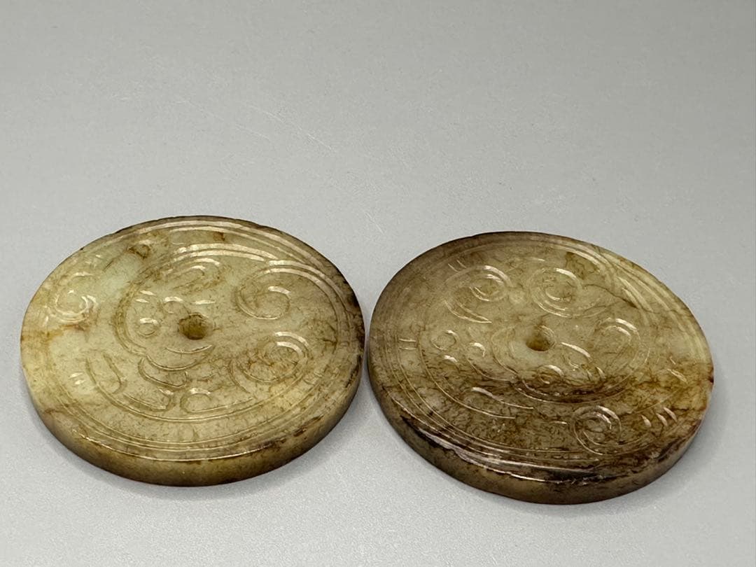 彫刻円盤 2個セット ループタイ　和田玉　古砡　白砡　根付　天然素材 置物骨董