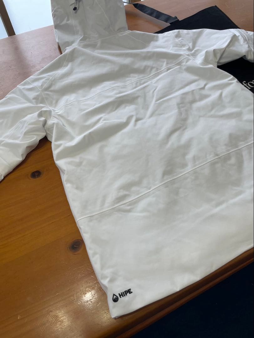 ピークパフォーマンス　スノージャケット　ホワイト