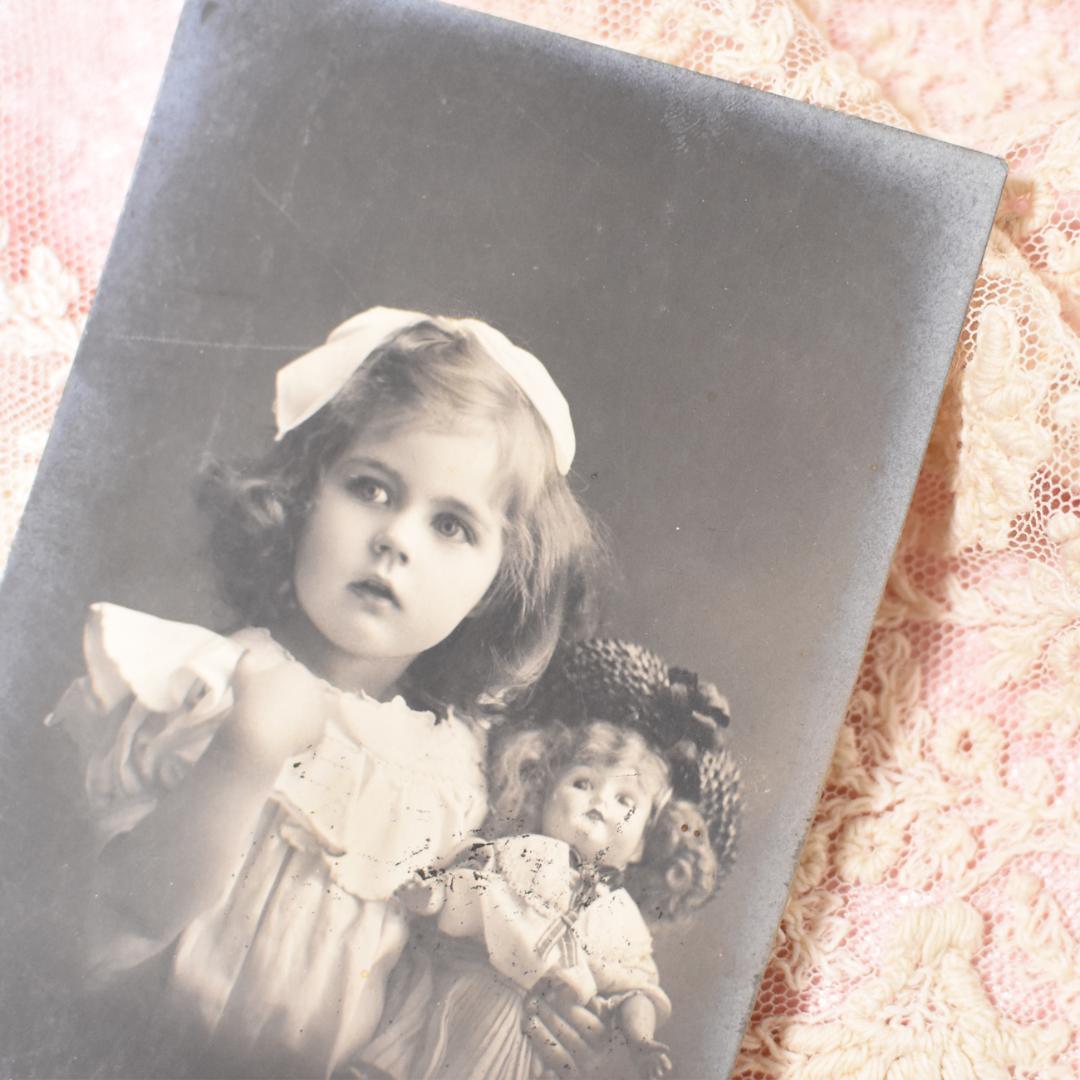 *アンティークポストカード　お人形と可愛い少女