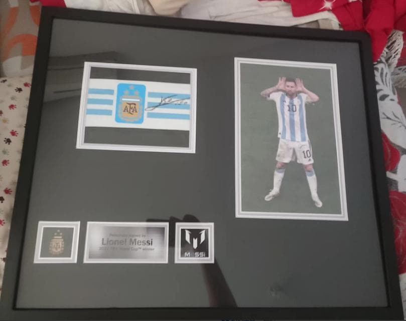 リオネル・メッシ キャプテンマーク＆ネームタグ展示フレーム（ユニフォームなし）