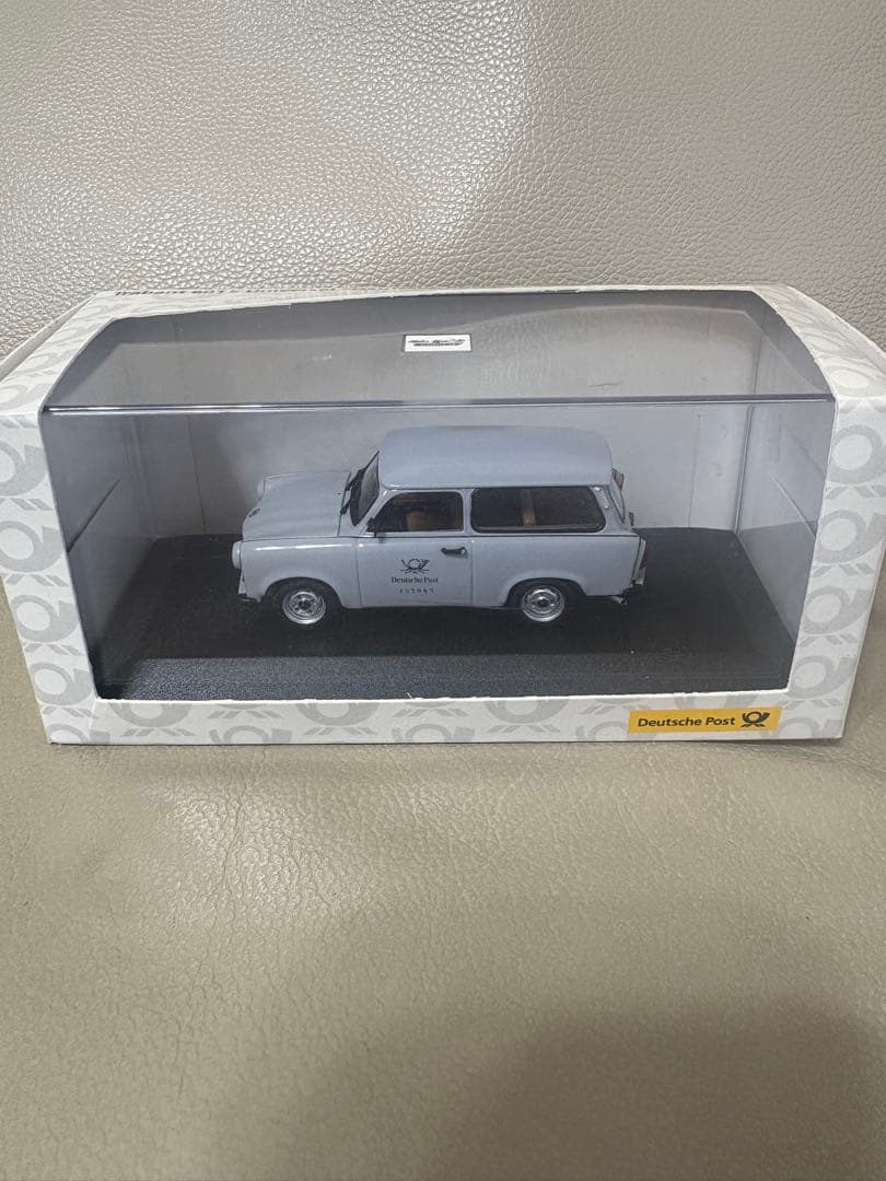 ミニチャンプス製の1/43スケール、トラバント601Sユニバーサルのミニカー