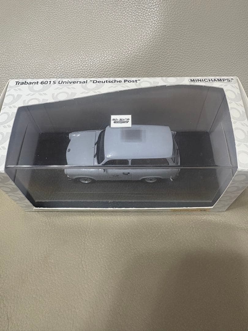 ミニチャンプス製の1/43スケール、トラバント601Sユニバーサルのミニカー