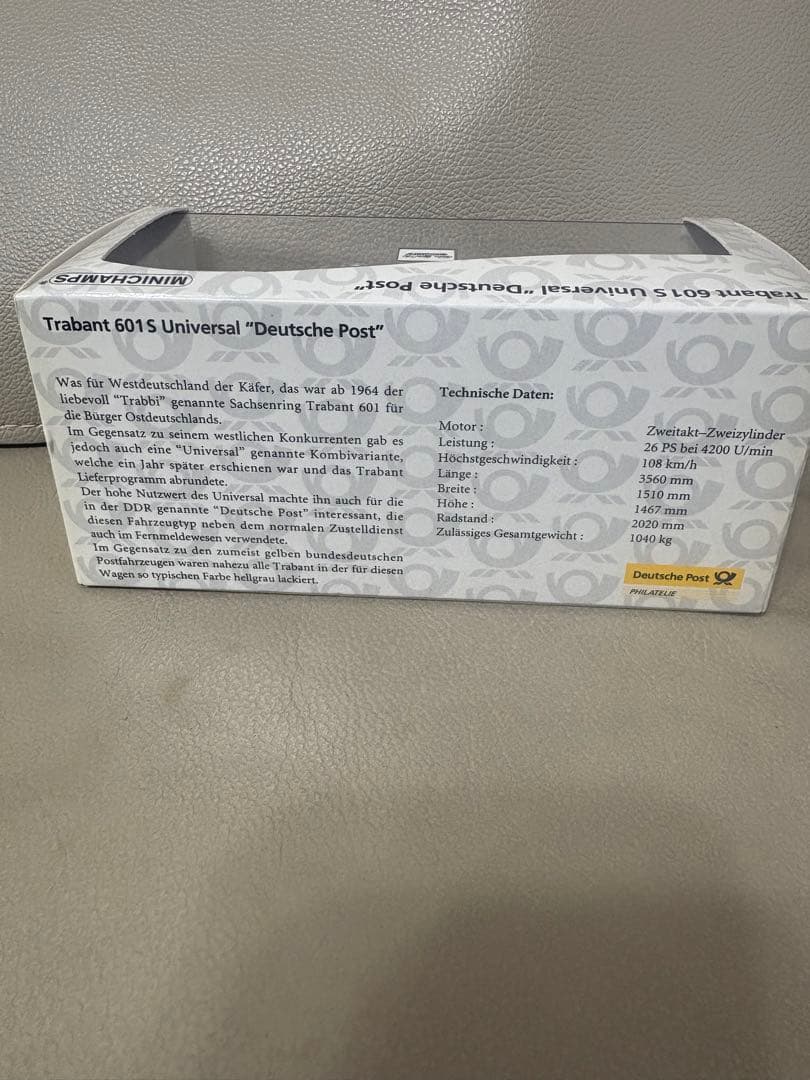 ミニチャンプス製の1/43スケール、トラバント601Sユニバーサルのミニカー