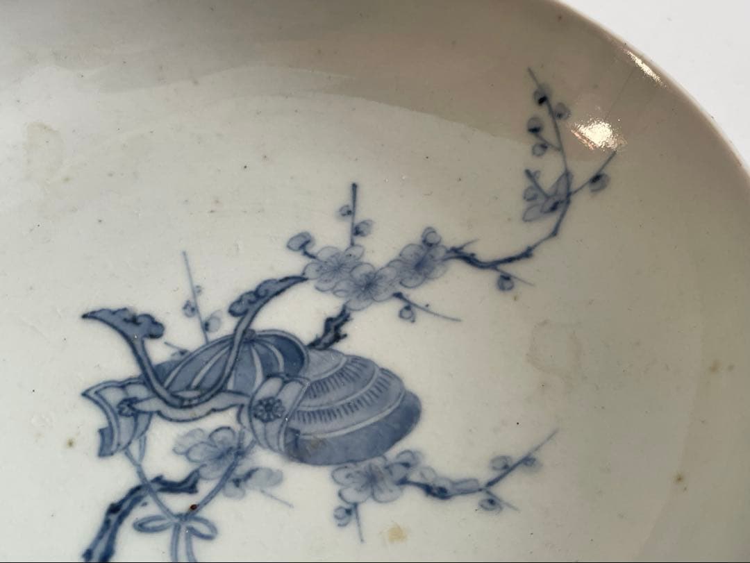 骨董　アンティーク　平戸　三川内　染付　梅に兜図　皿　丸皿　甲冑