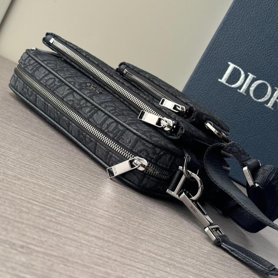 大人気！トリプル サドルバッグ　肩掛け　ショルダーバッグ　ブラック