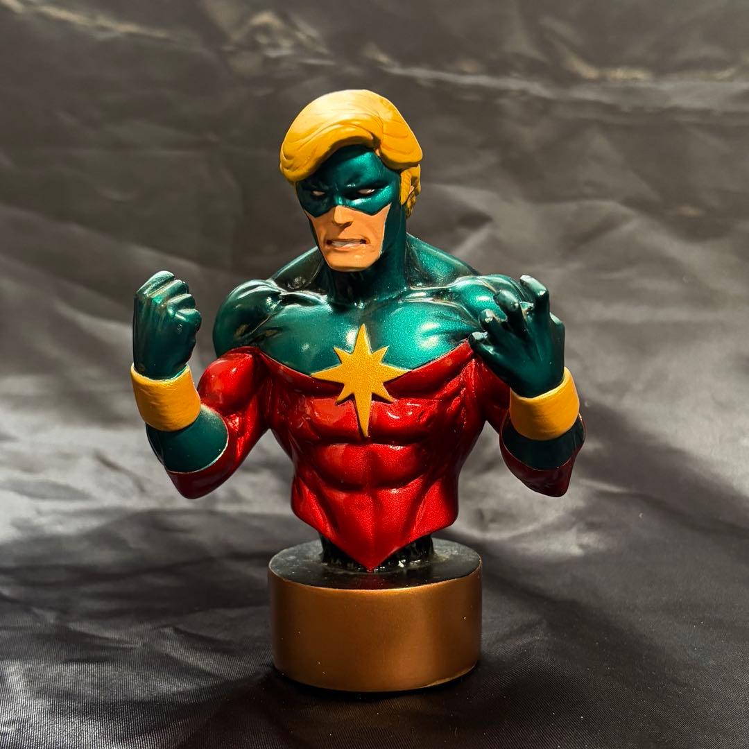 CAPTAIN MARVEL フィギュア　70sバージョン　マーベルミニバスト