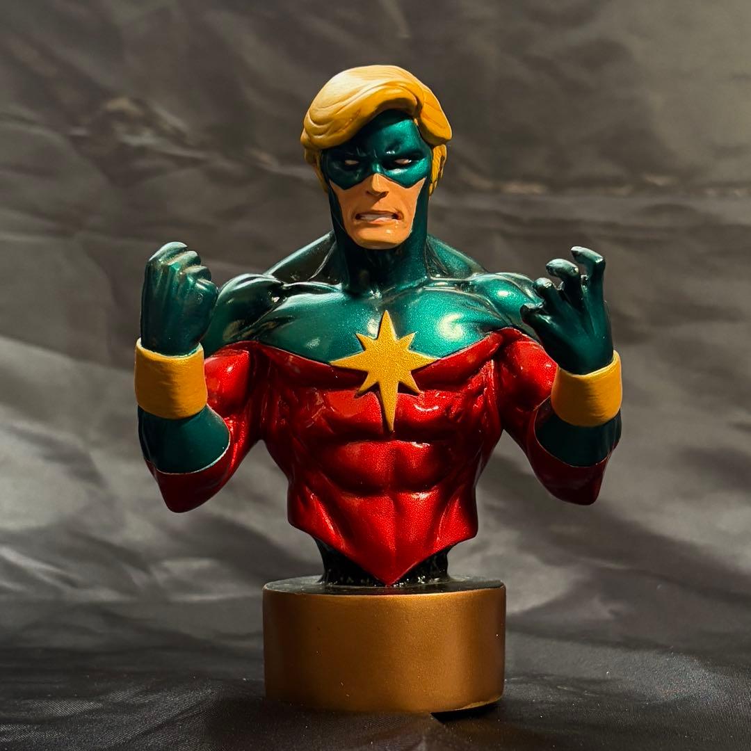 CAPTAIN MARVEL フィギュア　70sバージョン　マーベルミニバスト