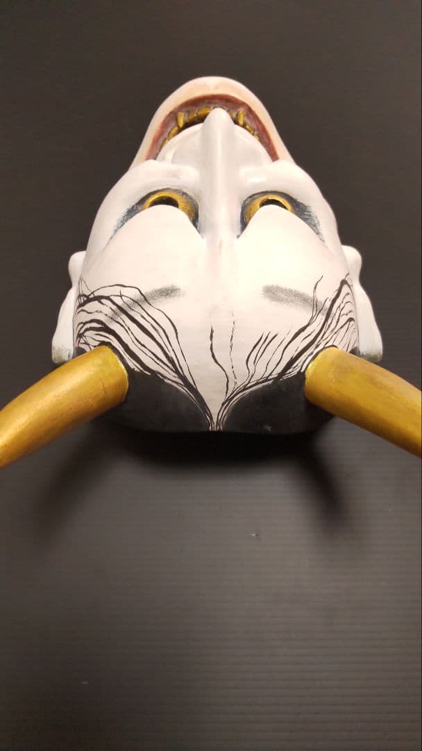 伝統的な能面 金色の角