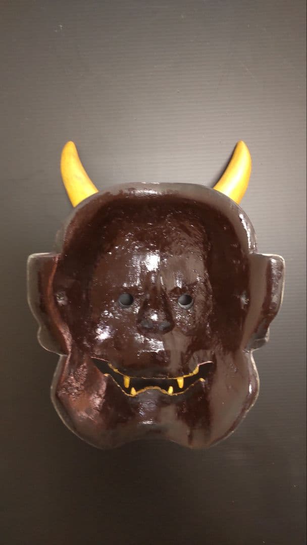 伝統的な能面 金色の角