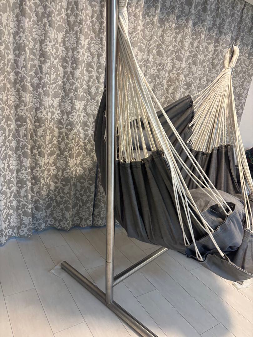 グレーのハンモックスタンド付き