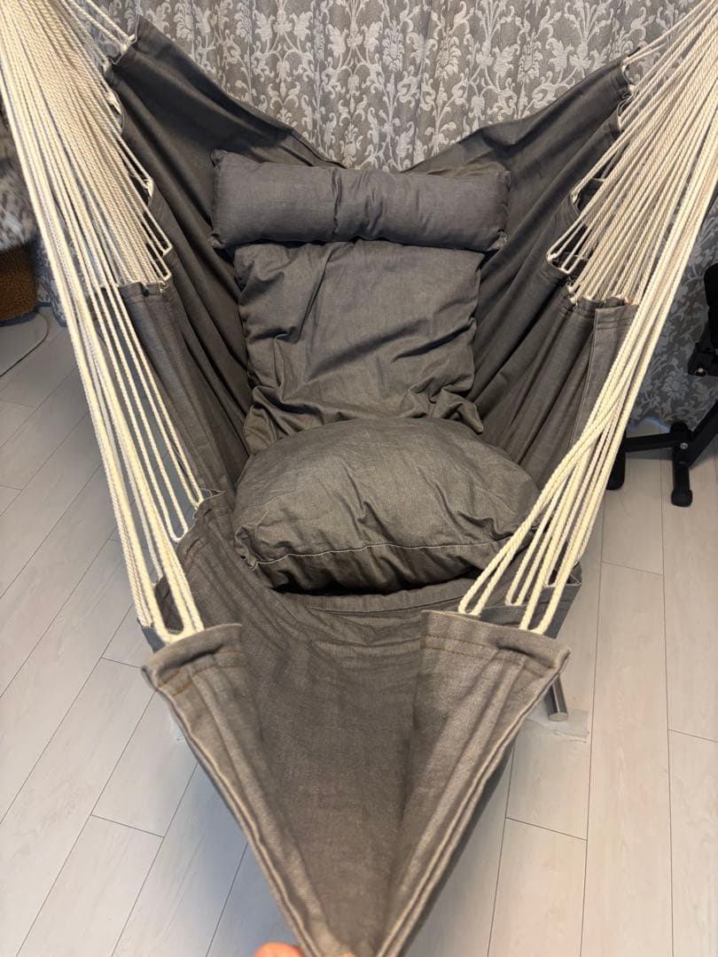 グレーのハンモックスタンド付き