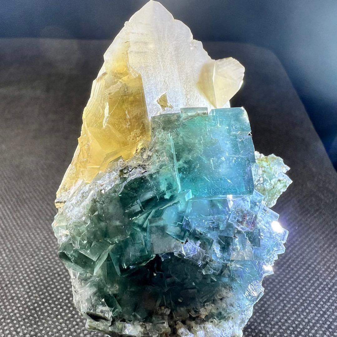 ヤオガンシャン産　カルサイト共生　ブルーグリーンフローライト　母岩あり