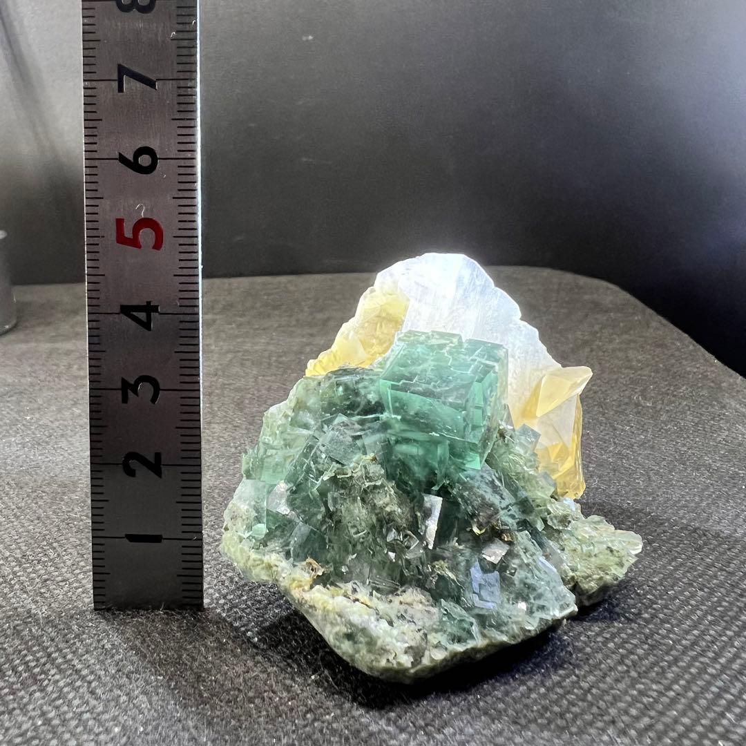 ヤオガンシャン産　カルサイト共生　ブルーグリーンフローライト　母岩あり