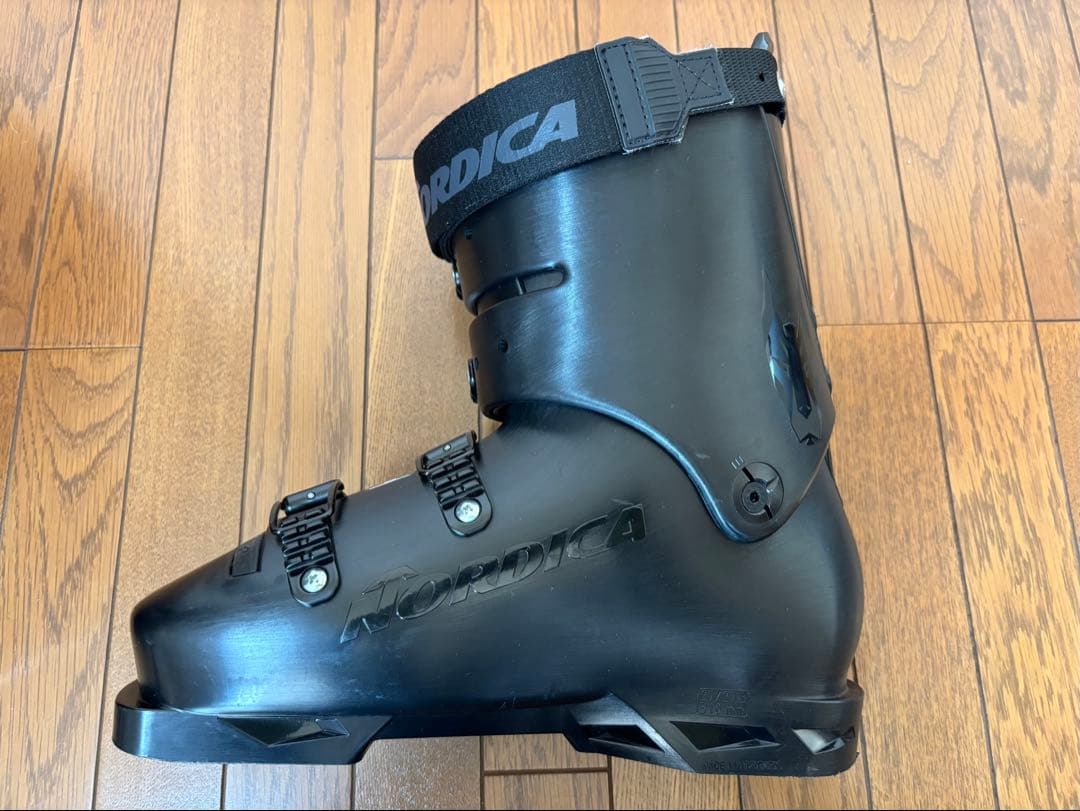 Nordica DOBERMANN 5 RD Sのブラックスキーシューズ。