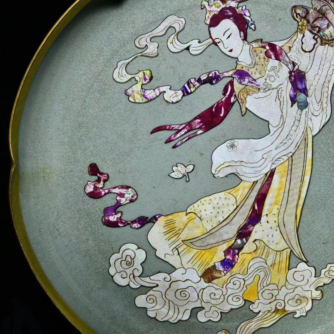 中国古美術・旧蔵の貝殻を鎏金で飾った陶磁器、侍女の文様が施された葵口洗・5x30