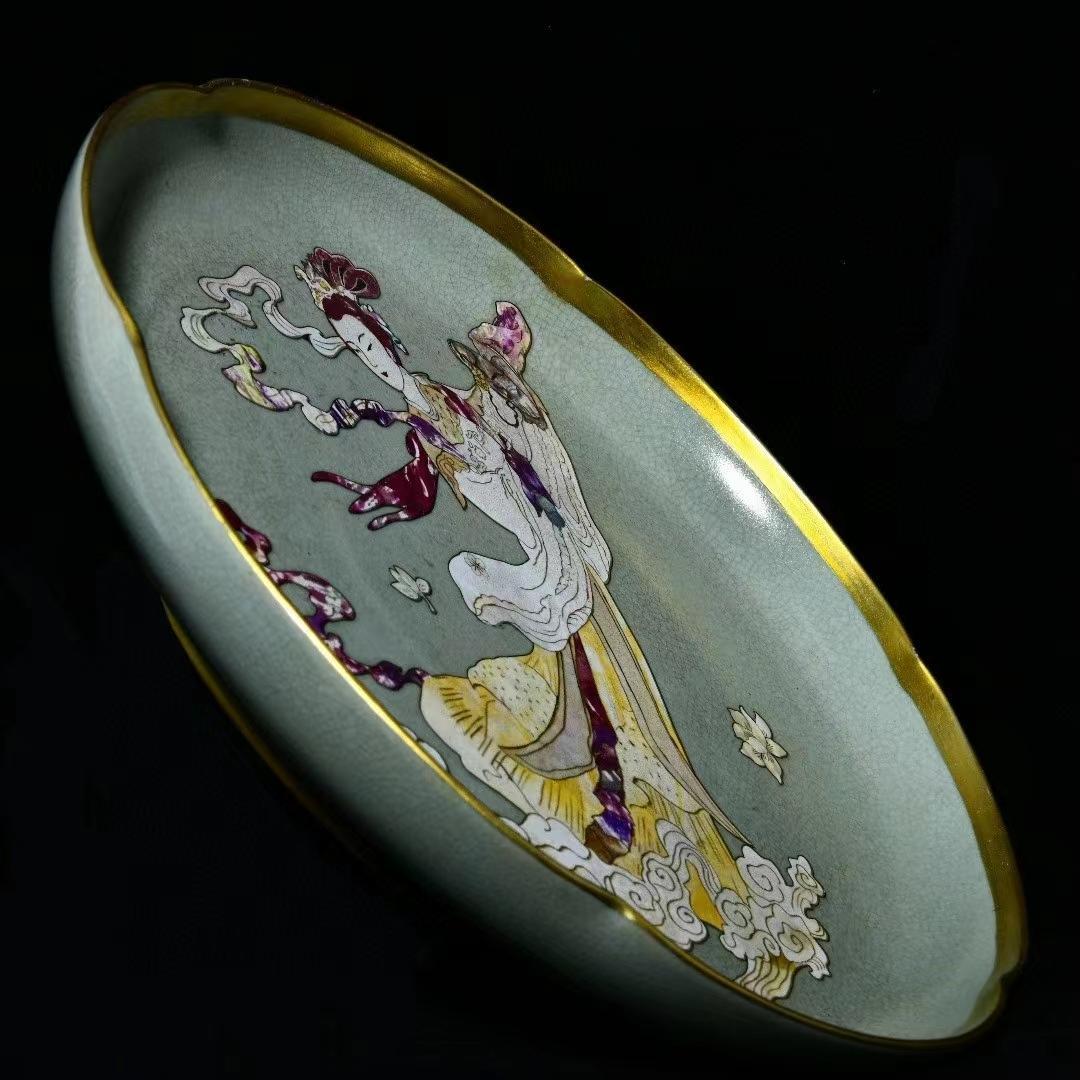 中国古美術・旧蔵の貝殻を鎏金で飾った陶磁器、侍女の文様が施された葵口洗・5x30