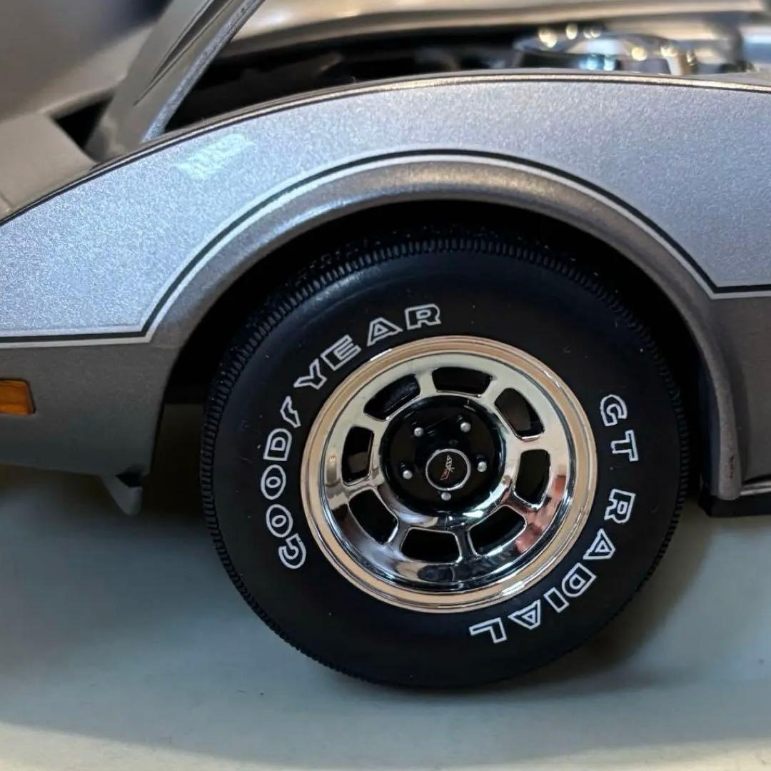 UTモデルズ 78シボレー コルベット アニバーサリー グリーンライト 1/18