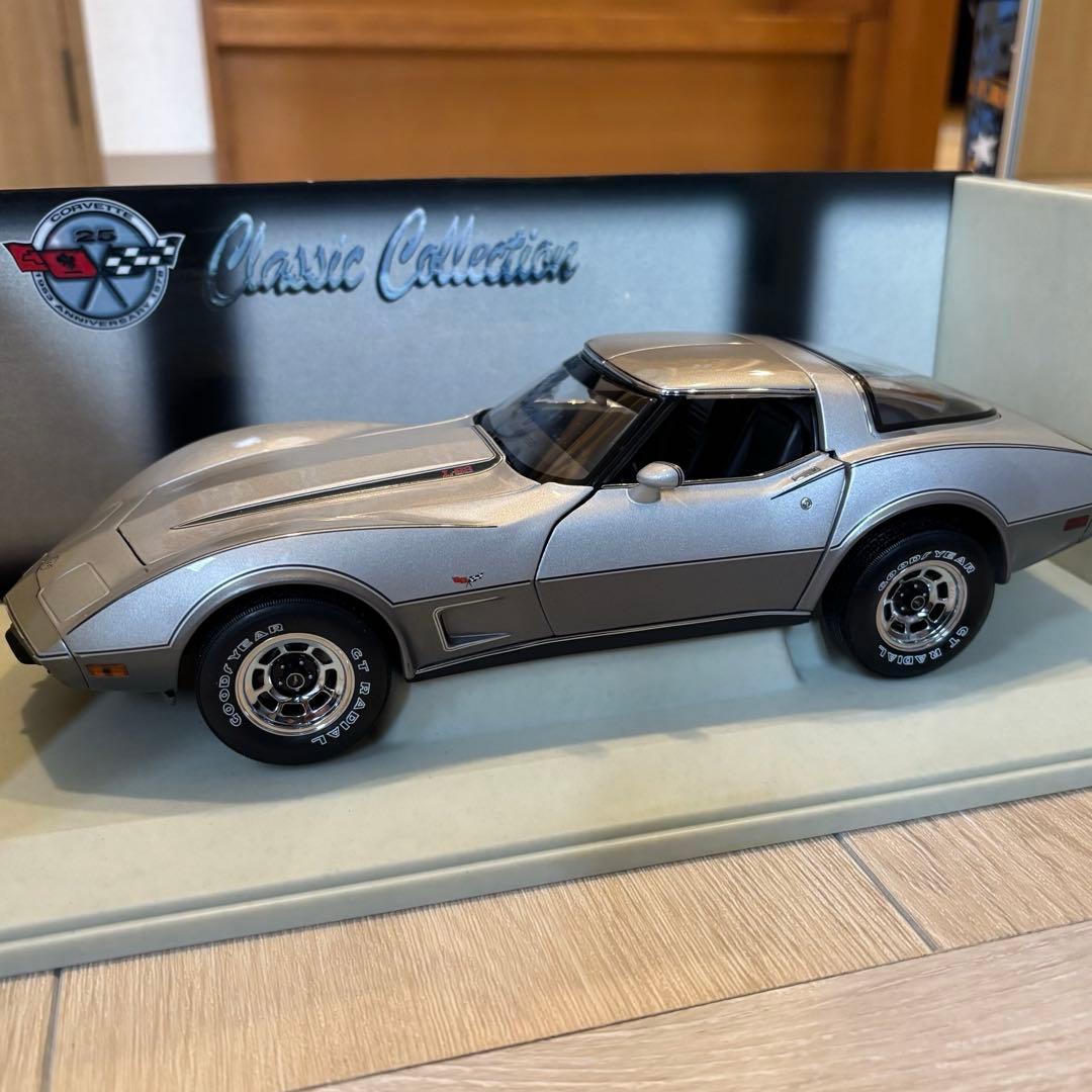 UTモデルズ 78シボレー コルベット アニバーサリー グリーンライト 1/18