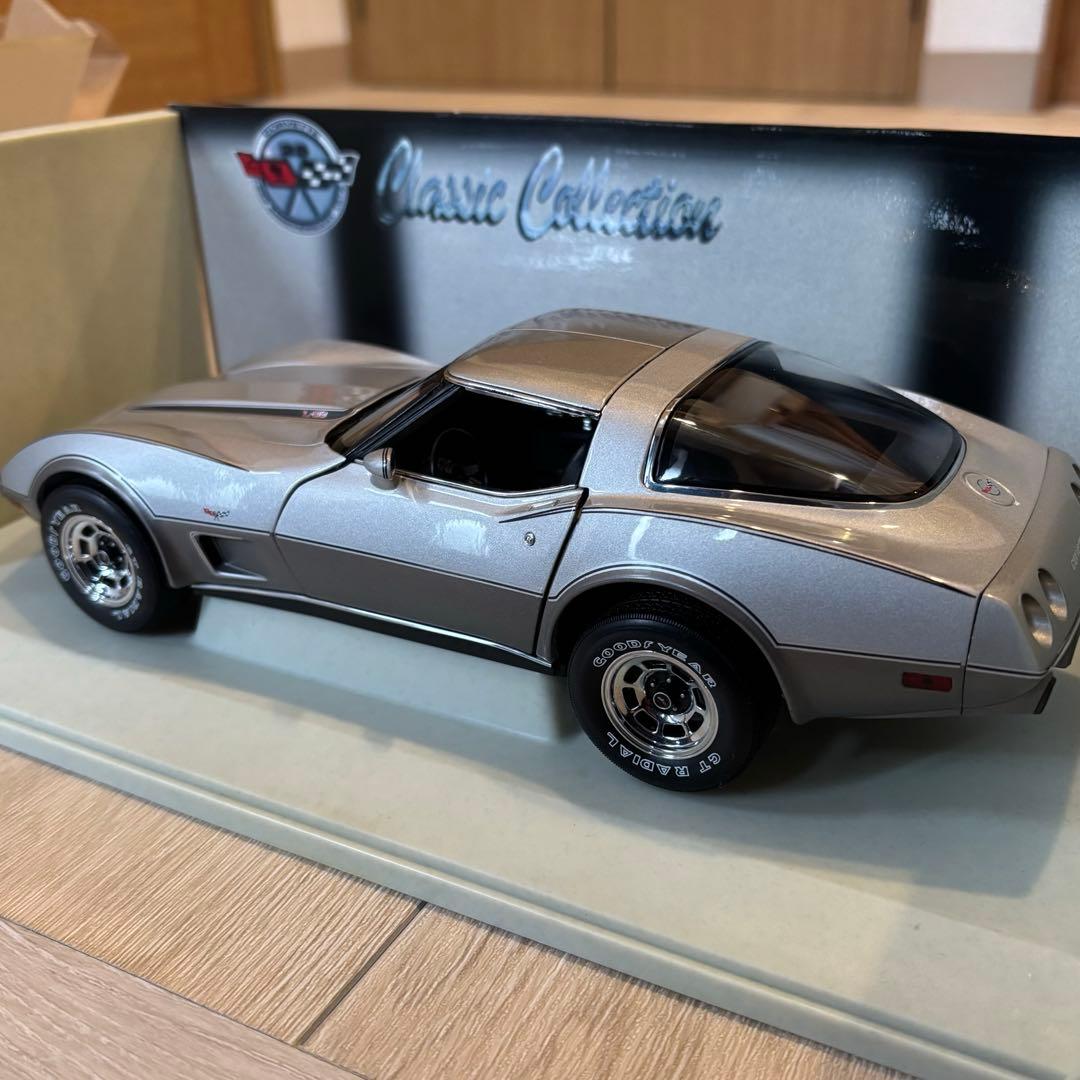 UTモデルズ 78シボレー コルベット アニバーサリー グリーンライト 1/18