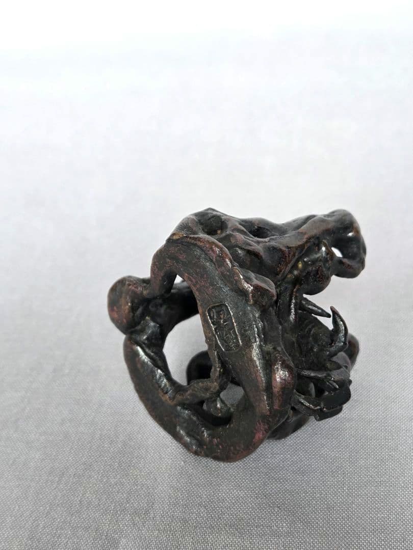 斑紫銅　岩蟹蓋置　本間琢斎作