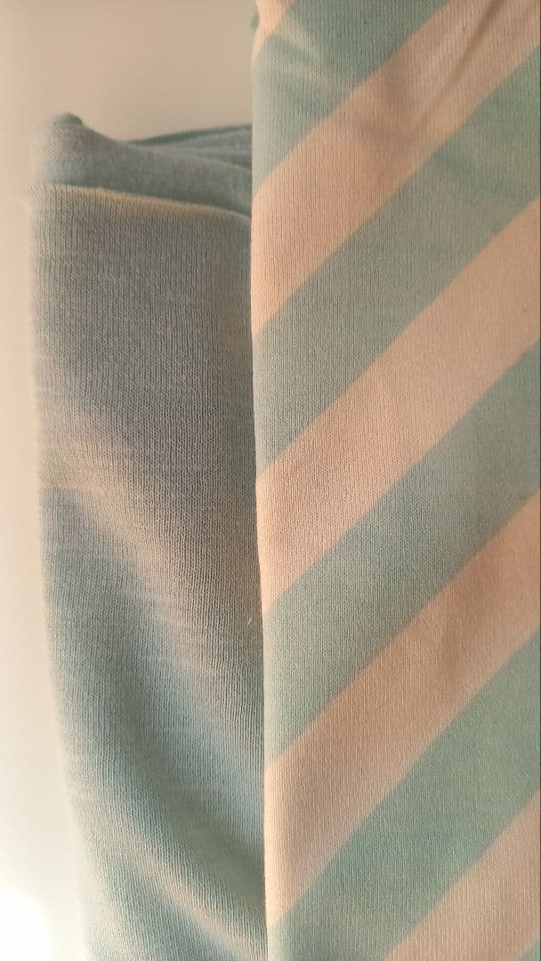 斜めストライプの服