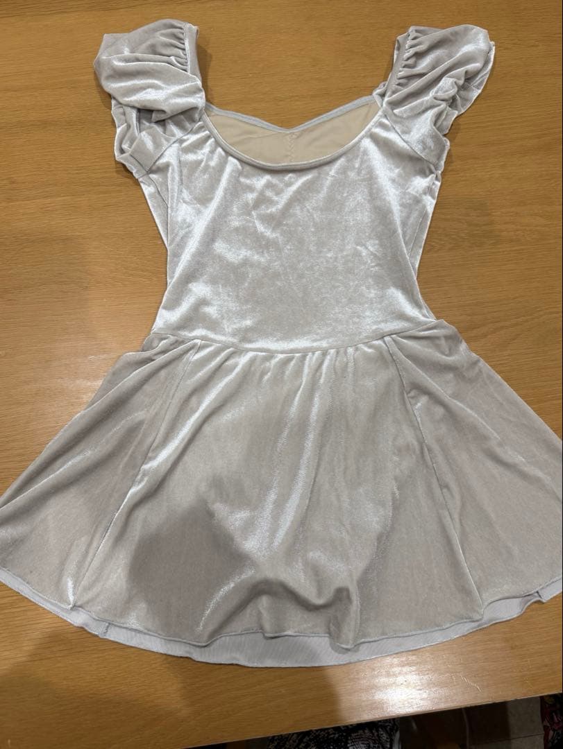 【未使用】ベロア生地レオタード　スカート付き　グレージュ