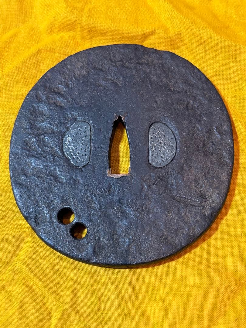 大鍔　鉄地丸型　在銘　会津住正阿弥