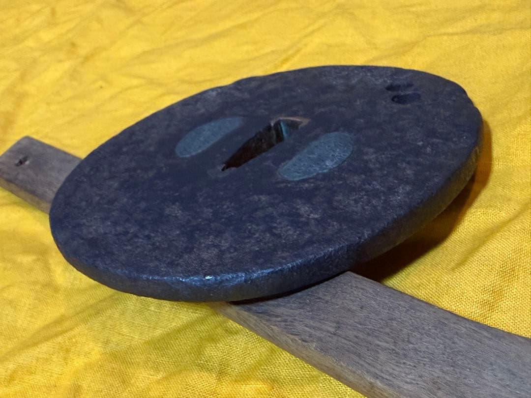 大鍔　鉄地丸型　在銘　会津住正阿弥